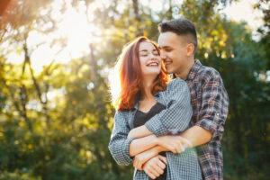 Compartilhamos 7 Valores Inegociáveis em um Relacionamento Cristão: Um Guia Prático 1 beautiful couple spend time summer park